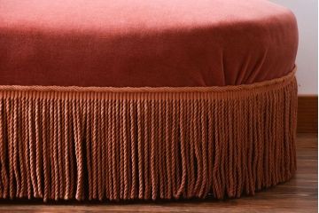 アンティーク家具　イギリスアンティーク　フリンジ付きカウチソファ