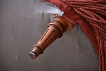 アンティーク家具　イギリスアンティーク　フリンジ付きカウチソファ