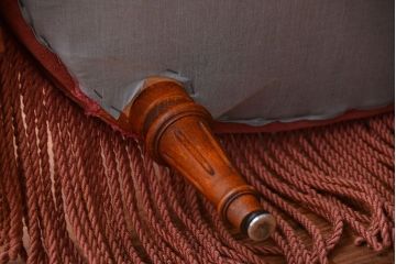 アンティーク家具　イギリスアンティーク　フリンジ付きカウチソファ