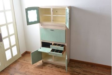 ヴィンテージ家具　イギリスビンテージ　メルヘンチックなかわいいキッチンキャビネット