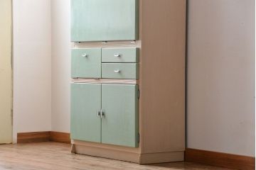 ヴィンテージ家具　イギリスビンテージ　メルヘンチックなかわいいキッチンキャビネット