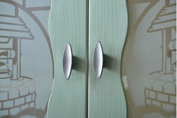 ヴィンテージ家具　イギリスビンテージ　メルヘンチックなかわいいキッチンキャビネット