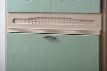 ヴィンテージ家具　イギリスビンテージ　メルヘンチックなかわいいキッチンキャビネット
