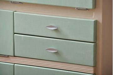 ヴィンテージ家具　イギリスビンテージ　メルヘンチックなかわいいキッチンキャビネット