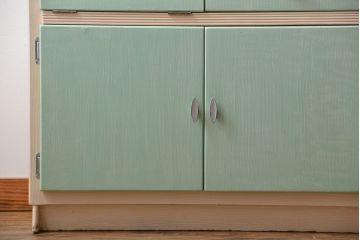 ヴィンテージ家具　イギリスビンテージ　メルヘンチックなかわいいキッチンキャビネット