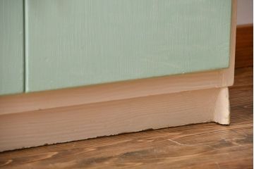 ヴィンテージ家具　イギリスビンテージ　メルヘンチックなかわいいキッチンキャビネット