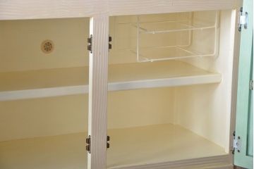 ヴィンテージ家具　イギリスビンテージ　メルヘンチックなかわいいキッチンキャビネット