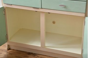 ヴィンテージ家具　イギリスビンテージ　メルヘンチックなかわいいキッチンキャビネット