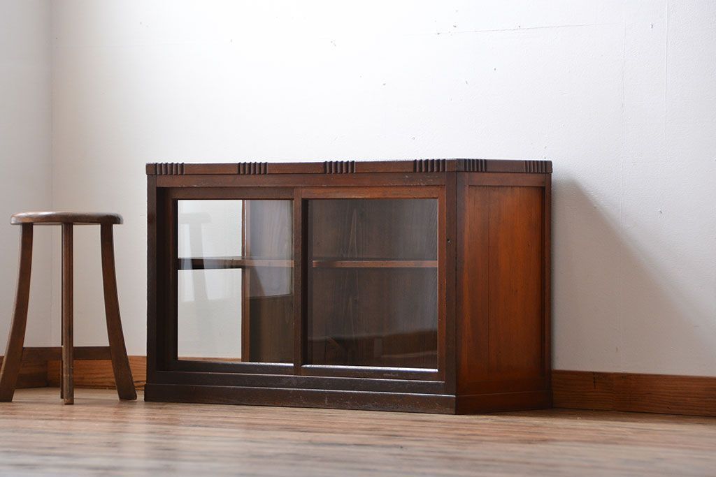 アンティーク家具　アンティーク　古い木製のガラス引き戸収納棚