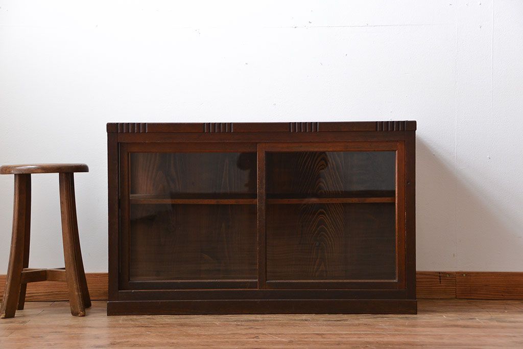 アンティーク家具　アンティーク　古い木製のガラス引き戸収納棚