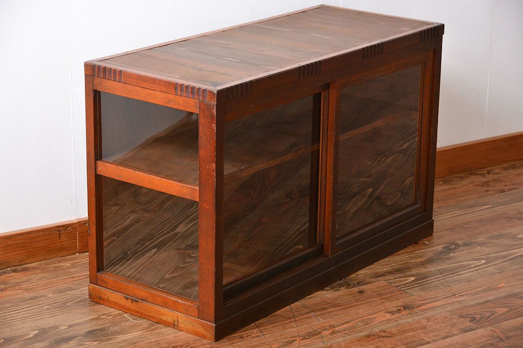 アンティーク家具　アンティーク　古い木製のガラス引き戸収納棚