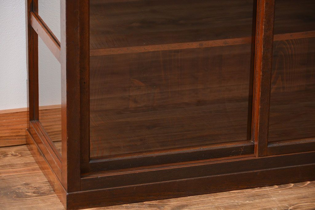 アンティーク家具　アンティーク　古い木製のガラス引き戸収納棚