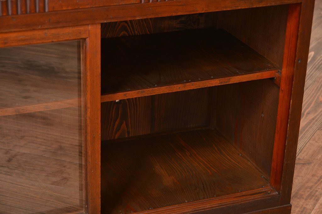 アンティーク家具　アンティーク　古い木製のガラス引き戸収納棚