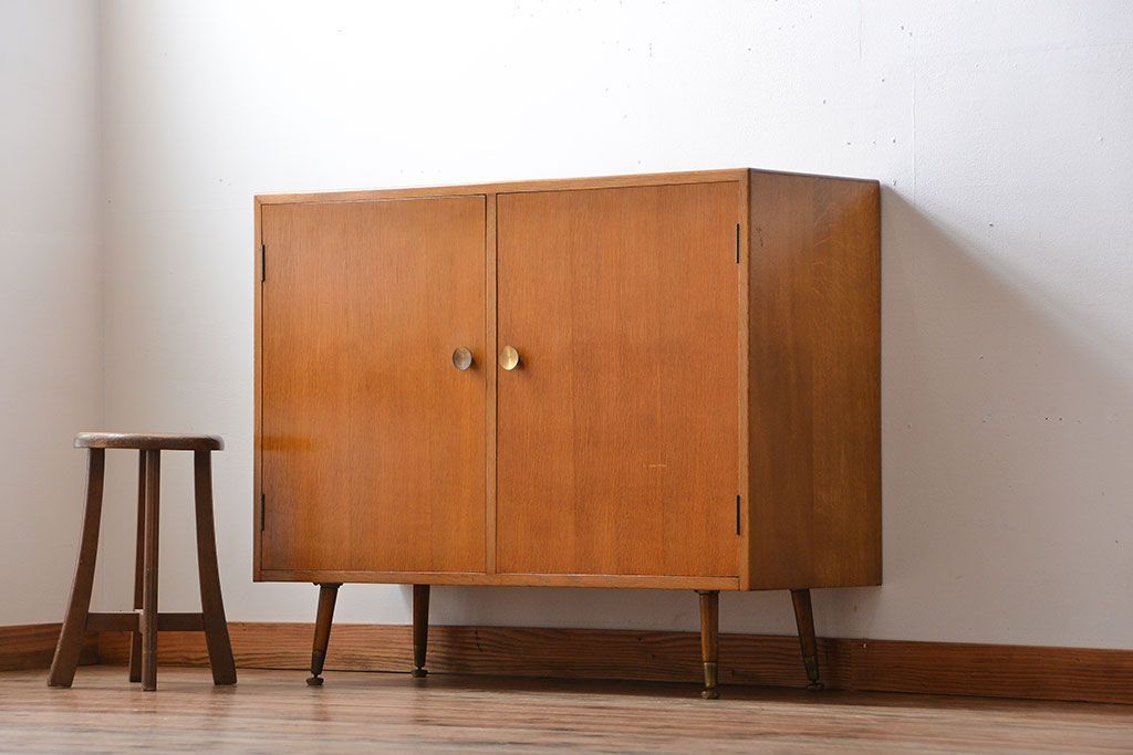 ヴィンテージ家具　北欧ビンテージ　おしゃれな脚付き収納