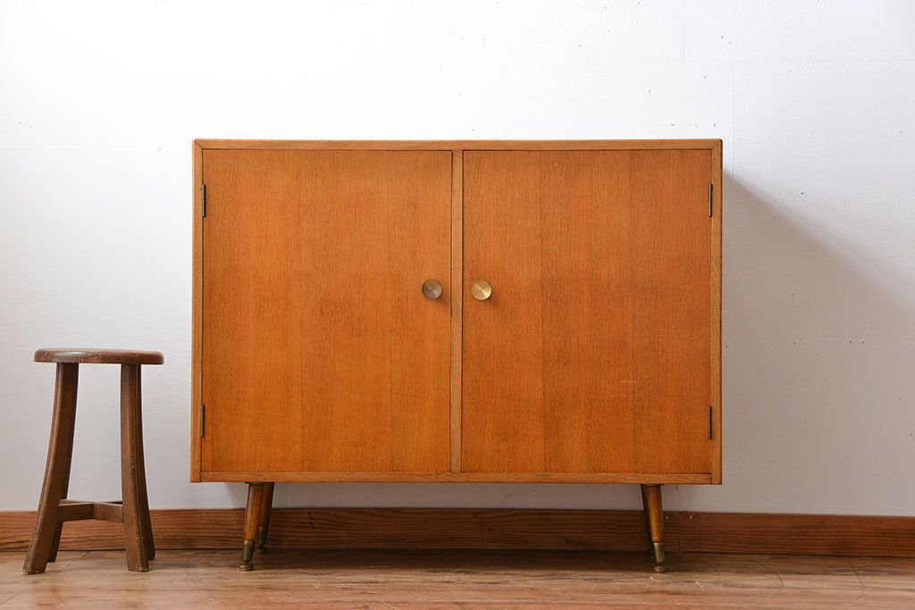 ヴィンテージ家具　北欧ビンテージ　おしゃれな脚付き収納