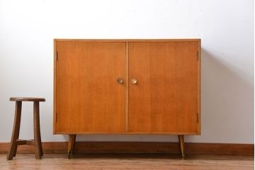 ヴィンテージ家具　北欧ビンテージ　おしゃれな脚付き収納