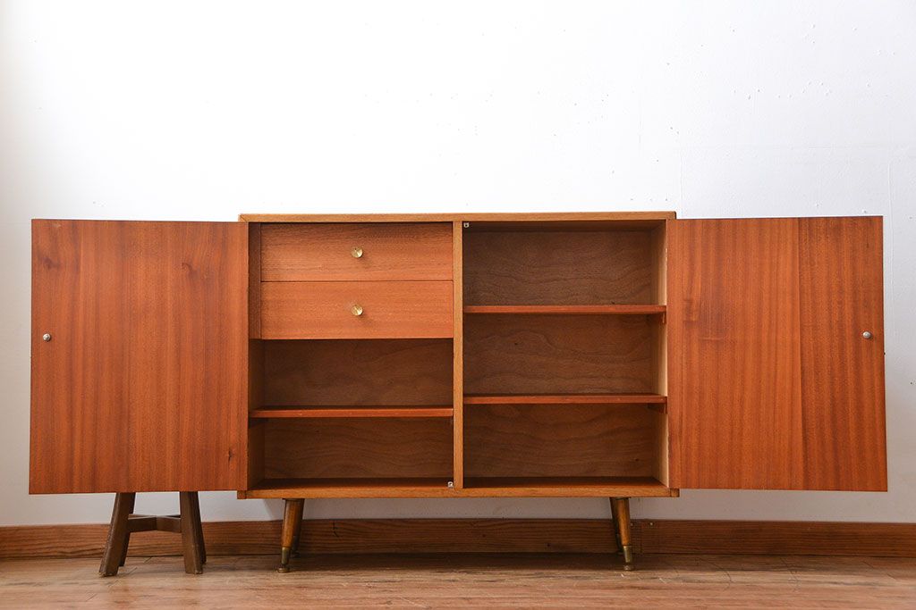 ヴィンテージ家具　北欧ビンテージ　おしゃれな脚付き収納