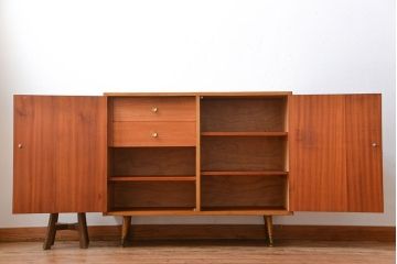 ヴィンテージ家具　北欧ビンテージ　おしゃれな脚付き収納