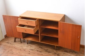 ヴィンテージ家具　北欧ビンテージ　おしゃれな脚付き収納