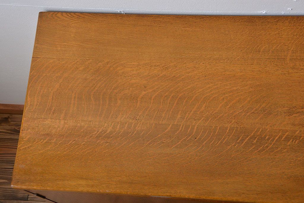 ヴィンテージ家具　北欧ビンテージ　おしゃれな脚付き収納