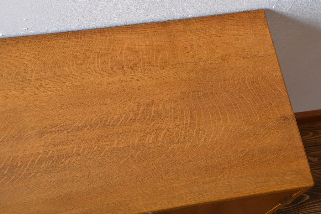 ヴィンテージ家具　北欧ビンテージ　おしゃれな脚付き収納