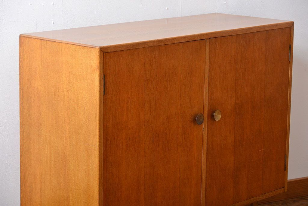 ヴィンテージ家具　北欧ビンテージ　おしゃれな脚付き収納