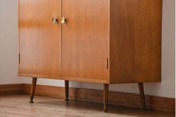 ヴィンテージ家具　北欧ビンテージ　おしゃれな脚付き収納