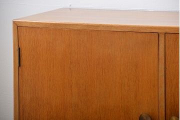 ヴィンテージ家具　北欧ビンテージ　おしゃれな脚付き収納