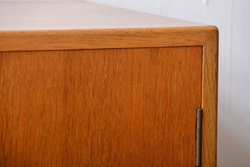 ヴィンテージ家具　北欧ビンテージ　おしゃれな脚付き収納