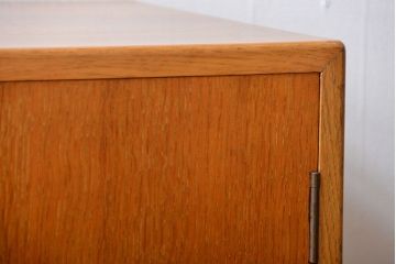 ヴィンテージ家具　北欧ビンテージ　おしゃれな脚付き収納