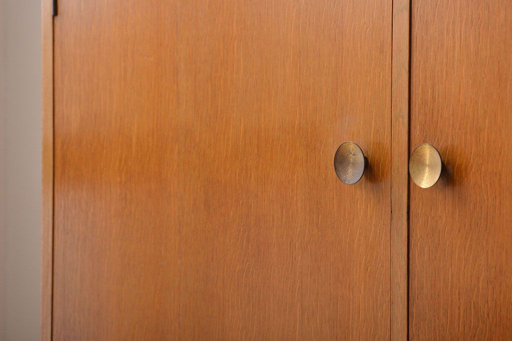 ヴィンテージ家具　北欧ビンテージ　おしゃれな脚付き収納