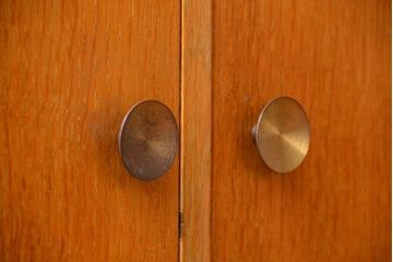 ヴィンテージ家具　北欧ビンテージ　おしゃれな脚付き収納