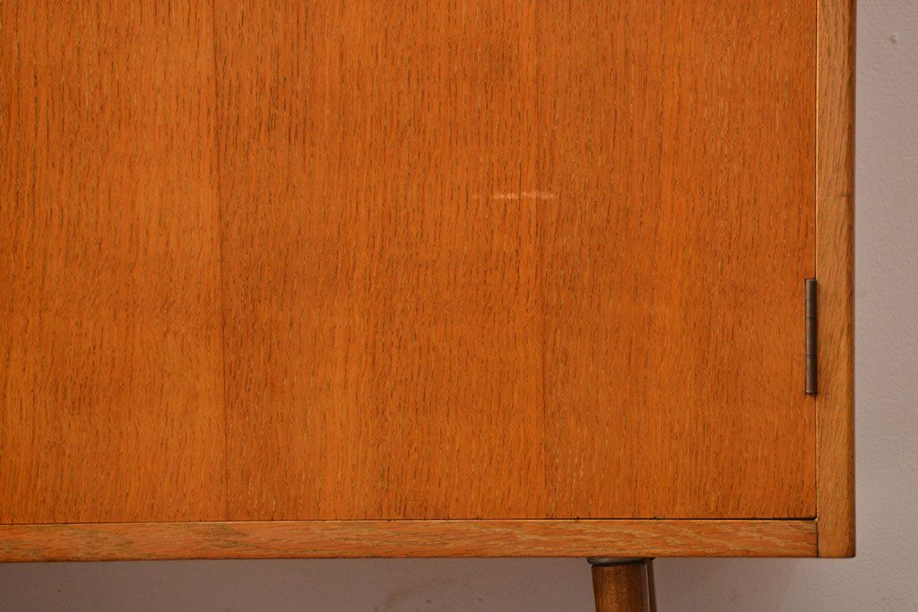 ヴィンテージ家具　北欧ビンテージ　おしゃれな脚付き収納