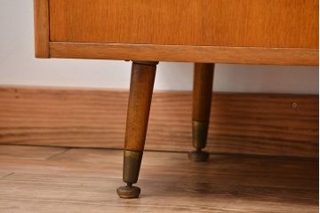 ヴィンテージ家具　北欧ビンテージ　おしゃれな脚付き収納