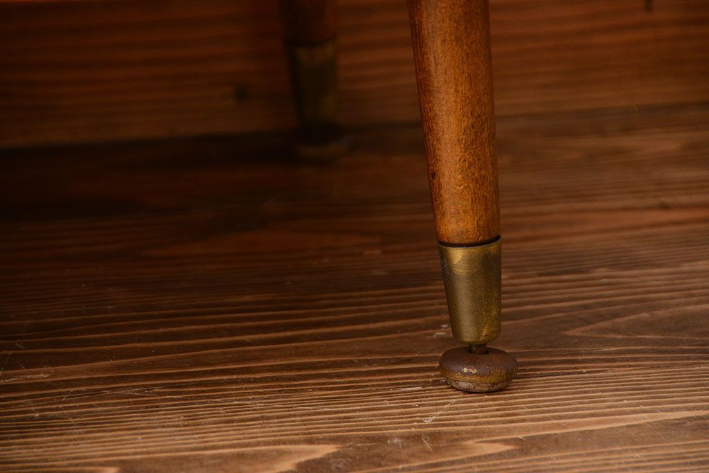 ヴィンテージ家具　北欧ビンテージ　おしゃれな脚付き収納