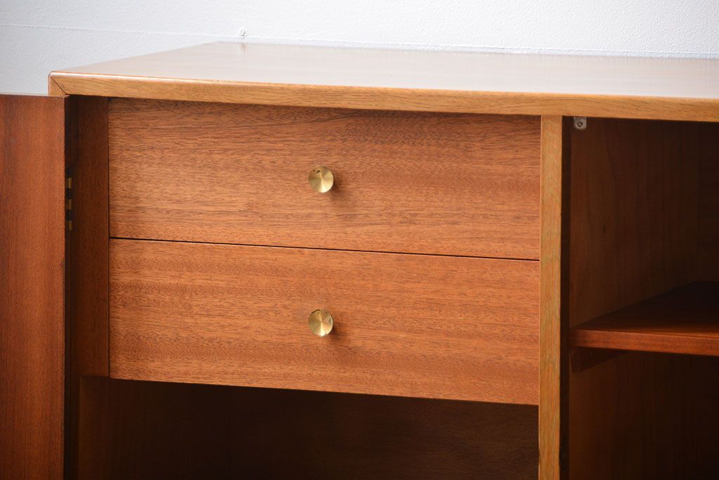 ヴィンテージ家具　北欧ビンテージ　おしゃれな脚付き収納