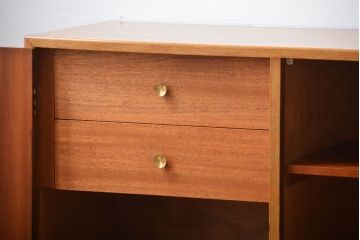 ヴィンテージ家具　北欧ビンテージ　おしゃれな脚付き収納