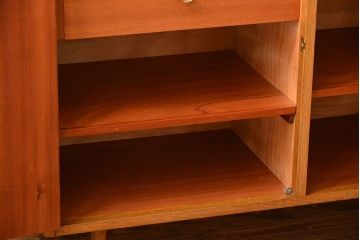 ヴィンテージ家具　北欧ビンテージ　おしゃれな脚付き収納