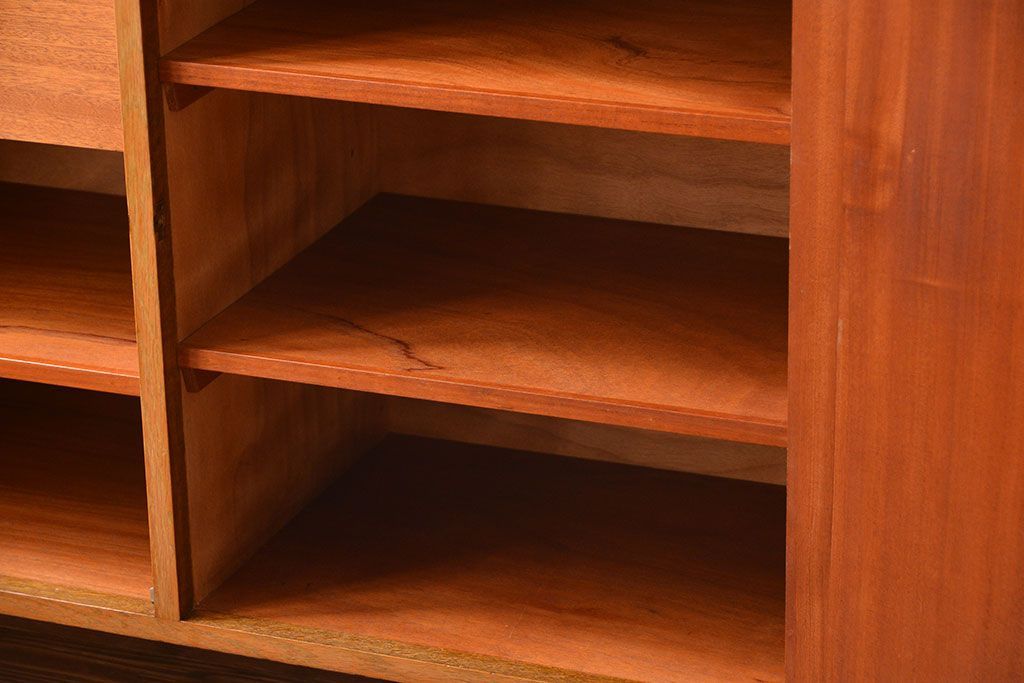 ヴィンテージ家具　北欧ビンテージ　おしゃれな脚付き収納