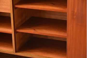 ヴィンテージ家具　北欧ビンテージ　おしゃれな脚付き収納