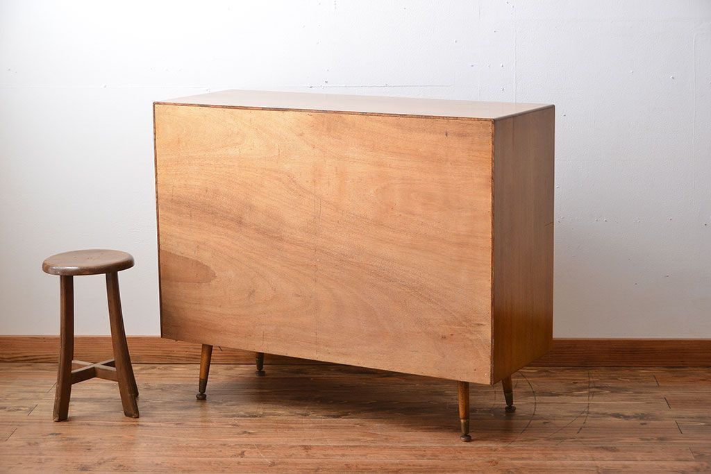 ヴィンテージ家具　北欧ビンテージ　おしゃれな脚付き収納