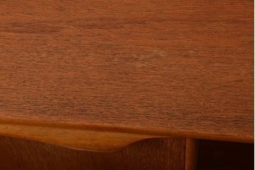 ヴィンテージ家具　北欧ビンテージ　シンプルでおしゃれなサイドボード