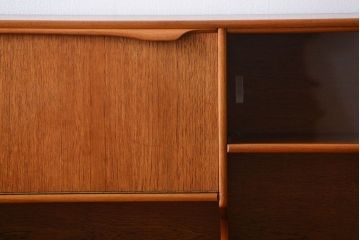 ヴィンテージ家具　北欧ビンテージ　シンプルでおしゃれなサイドボード