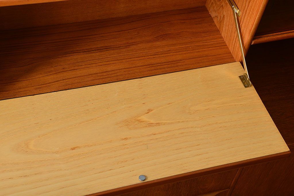 ヴィンテージ家具　北欧ビンテージ　シンプルでおしゃれなサイドボード