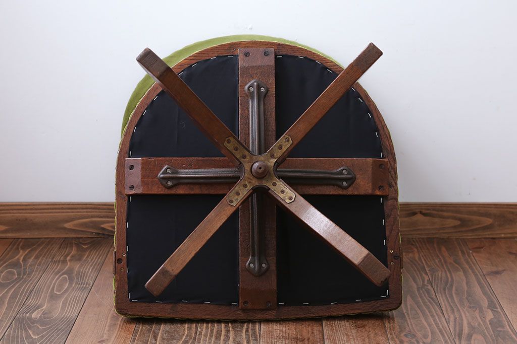 レトロ家具　アンティーク　レトロでおしゃれな古いナラ材の回転椅子