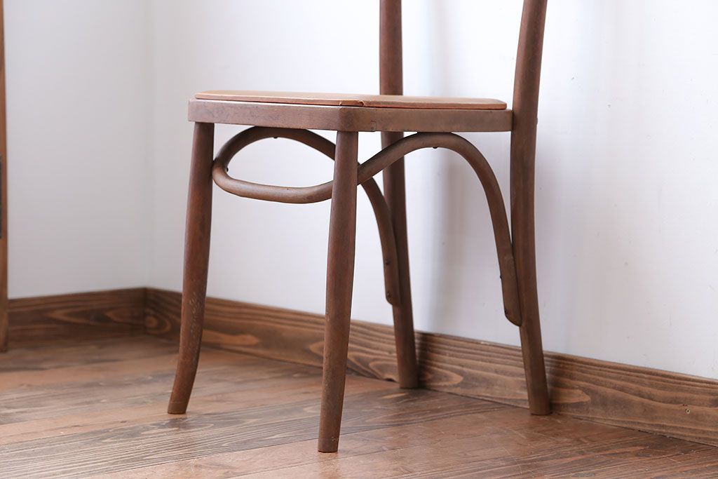 レトロ家具　アンティーク　古い木製のレトロなチェア(椅子)