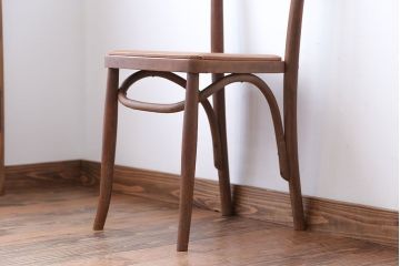 レトロ家具　アンティーク　古い木製のレトロなチェア(椅子)