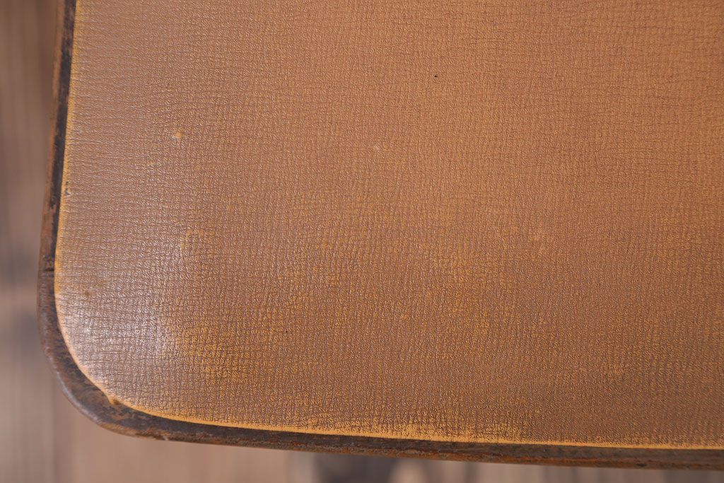 レトロ家具　アンティーク　古い木製のレトロなチェア(椅子)