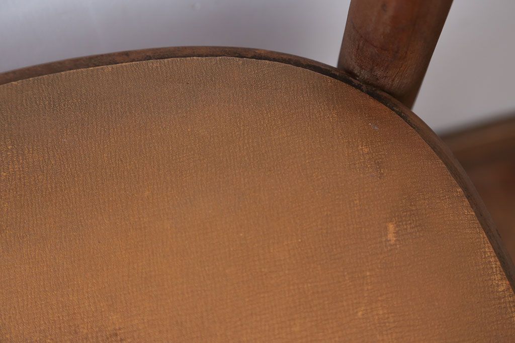 レトロ家具　アンティーク　古い木製のレトロなチェア(椅子)