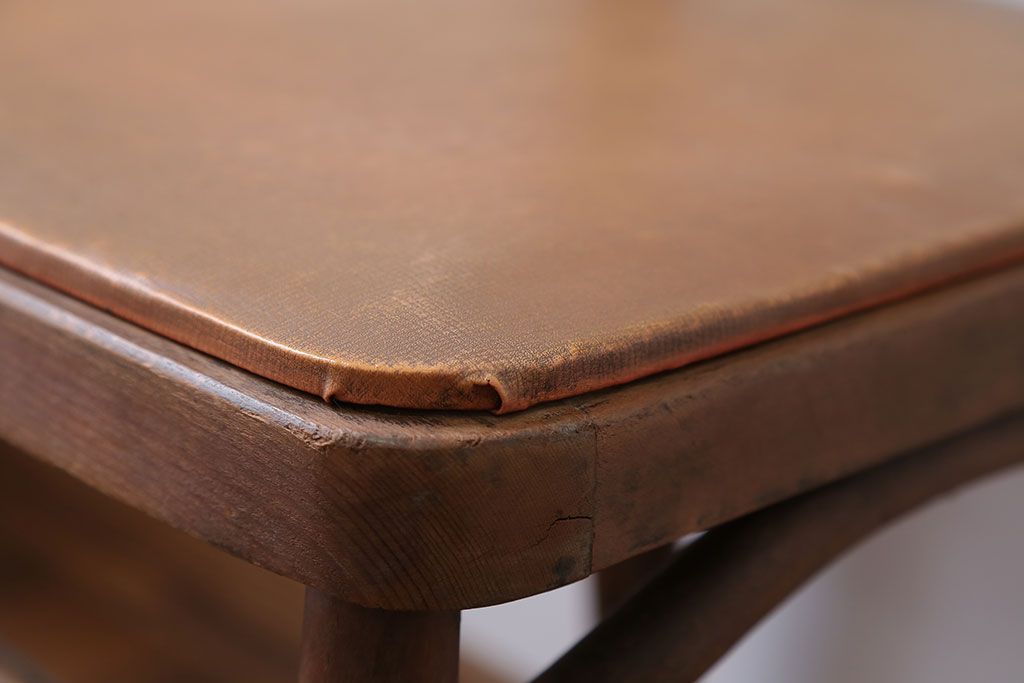 レトロ家具　アンティーク　古い木製のレトロなチェア(椅子)